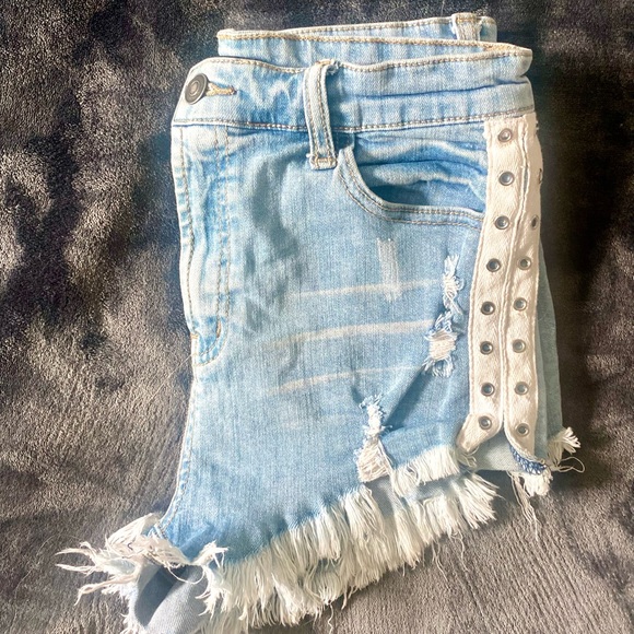 FOREVER 21 GROMMET DETAIL BLUE DENIM JEAN SHORTS - Picture 3 of 9